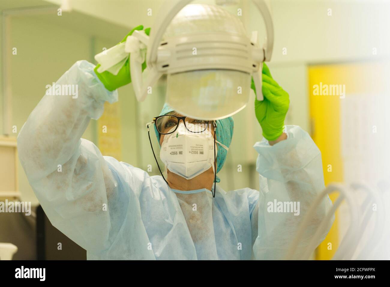 (200908) -- LUBIANA, 8 settembre 2020 (Xinhua) -- UN medico disinfetta le attrezzature presso il Centro sanitario comunitario di Lubiana a Lubiana, Slovenia, 4 settembre 2020. L'epidemia di COVID-19 ha colpito il lavoro delle cliniche odontoiatriche in Slovenia. Presso le cliniche odontoiatriche dei centri sanitari della comunità di Lubiana, i dentisti rafforzeranno la comunicazione telefonica o via e-mail prima che i pazienti richiedano un trattamento medico, e porranno domande sul COVID-19 per identificare la salute dei pazienti. Dopo il trattamento, la clinica disinfetterà e sterilizzerà tutti gli strumenti e le attrezzature dentali. (Foto di Zeljko Stevanic/Xinh Foto Stock