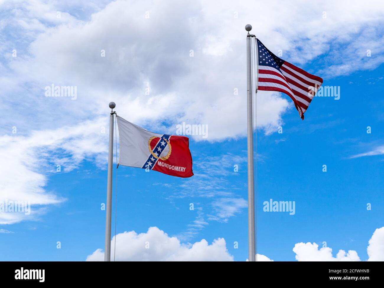 Montgomery, al / USA - 27 agosto 2020: Bandiera della città di Montgomery e bandiera degli Stati Uniti d'America che sventolano contro il cielo blu Foto Stock