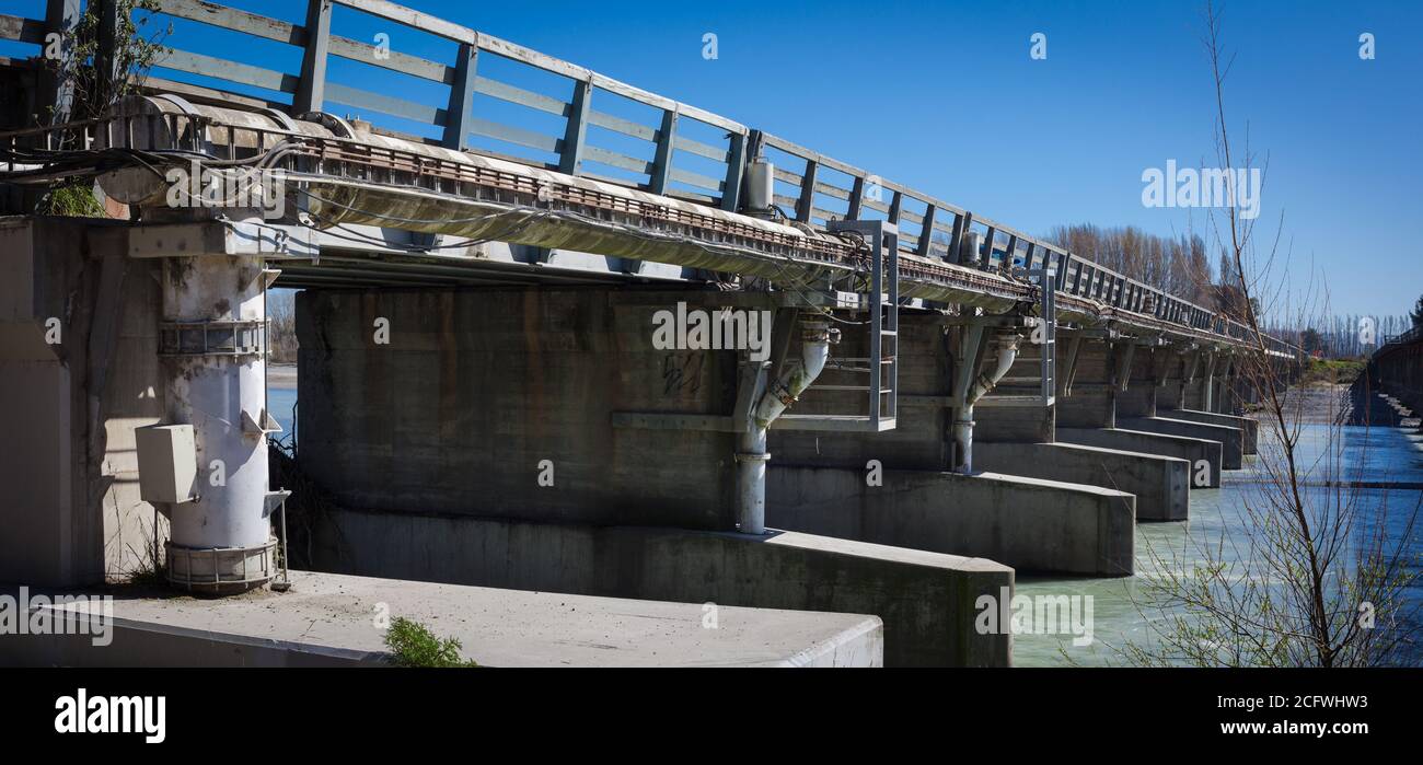 New Zealand 2020: Inquinamento industriale: Scarico di effluenti industriali direttamente nel fiume Waimakariri, da un'industria di carne locale (Abbatoir). Foto Stock