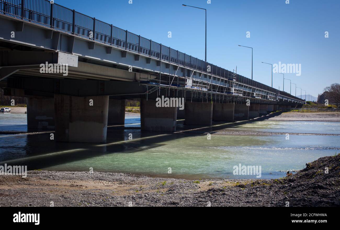 New Zealand 2020: Ampliamento del ponte dell'autostrada statale 1 sul fiume Waimakariri. Nuove corsie agganciate e aggiunta di una nuova pista ciclabile. Foto Stock