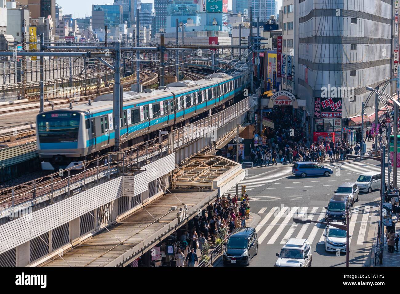 Treno in arrivo alla stazione di Tokyo, Giappone Foto Stock