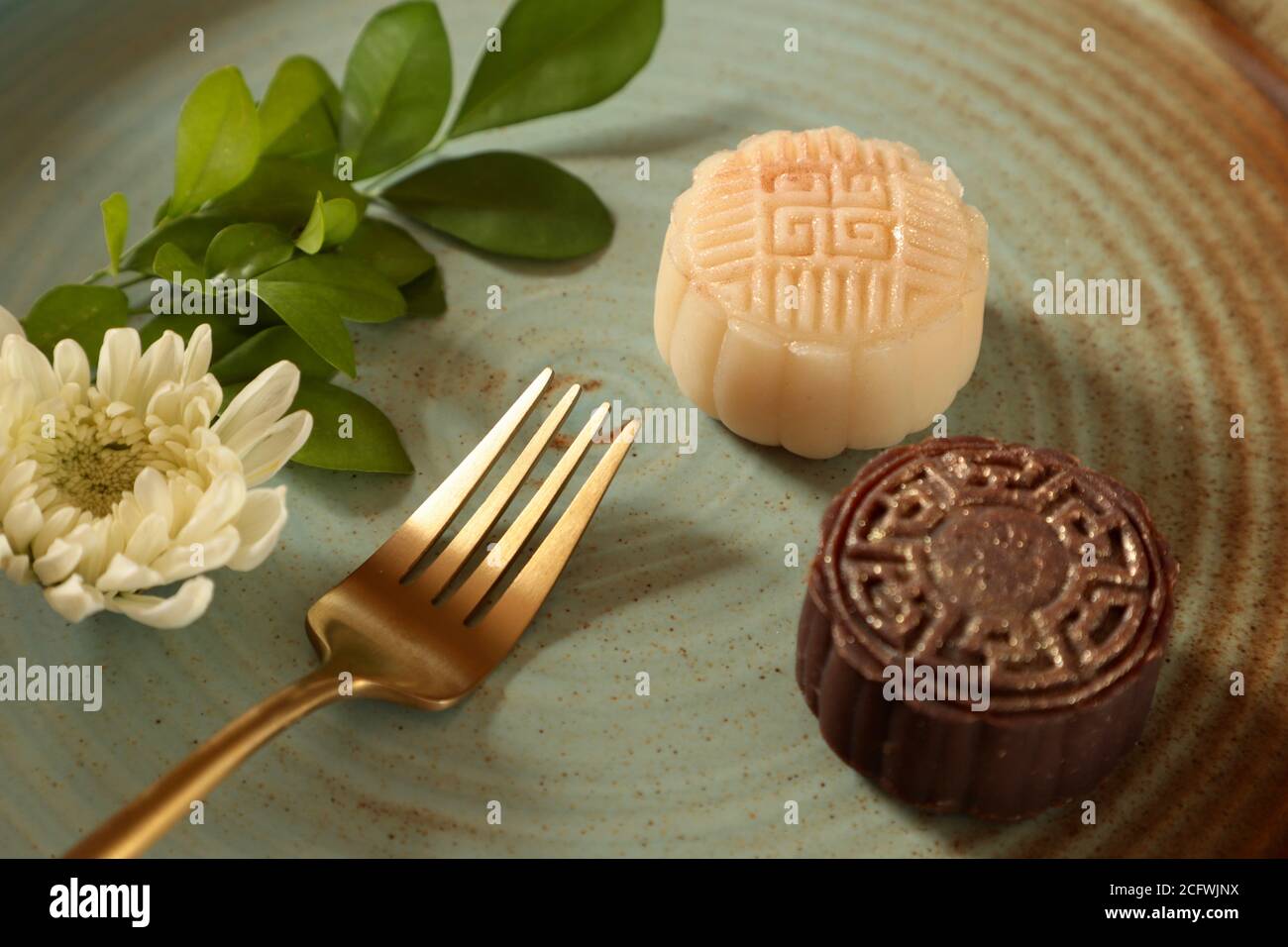 Pelle di neve o torta di luna in cristallo. La nuova variante di mooncake per il Festival di metà autunno. Foto Stock