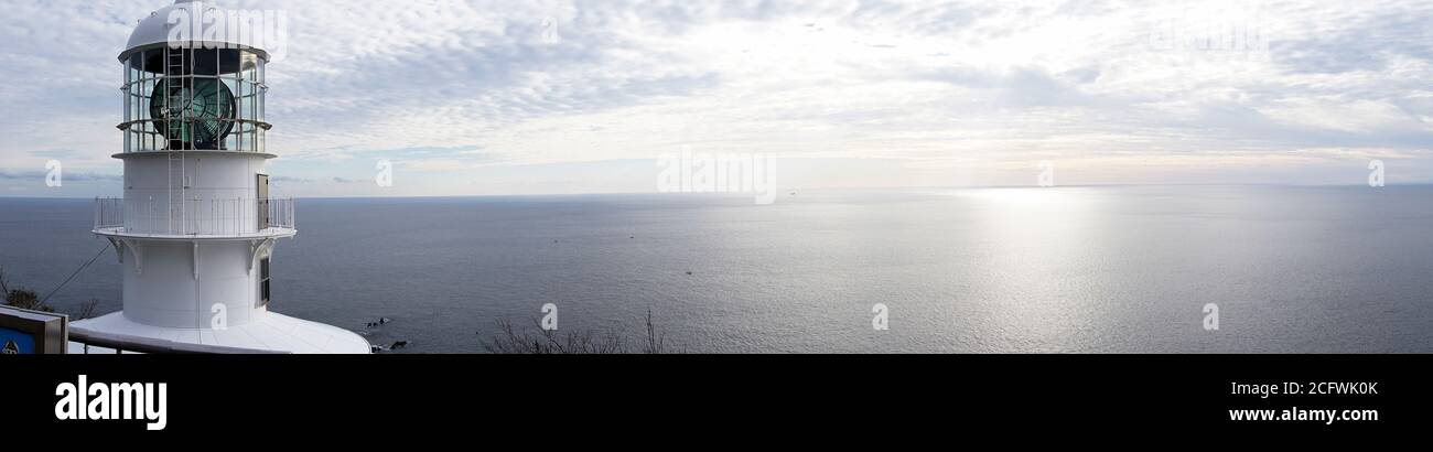 Foto panoramica del faro e del mare al tramonto Foto Stock