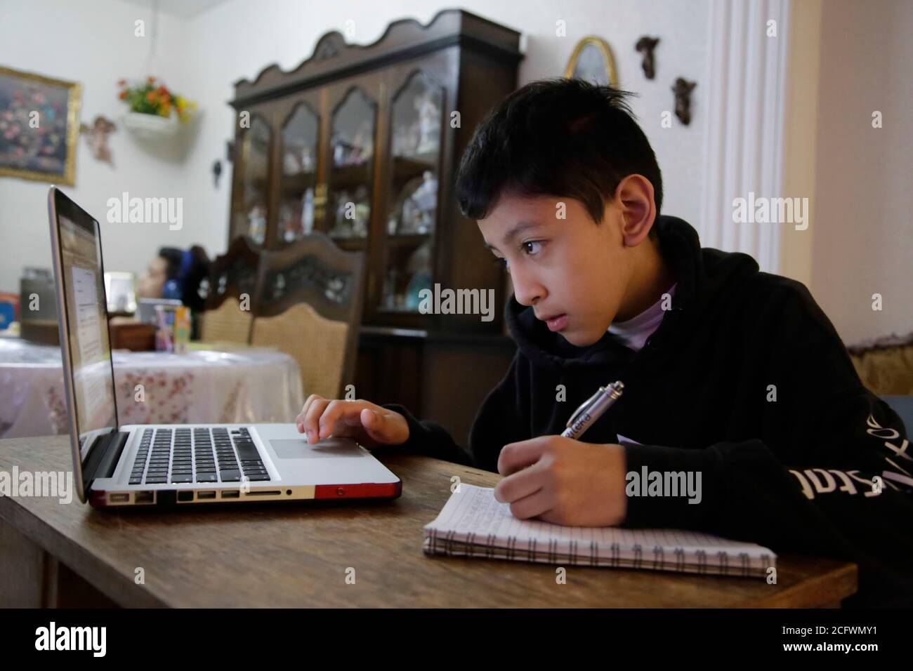 CITTÀ DEL MESSICO, MESSICO - AGOSTO 27: Un giovane prende classe dal nuovo sistema di scuola televisiva. Il Messico sta trasmettendo tutte le lezioni scolastiche in televisione questa modalità della classe domestica continua come tentativo di evitare rischi di contagio, il Coronavirus ha già mietuto più di 60,000 vite nel paese. Il 27 agosto 2020 a Città del Messico, Messico. Credito: Eyepix Group/The Photo Access Foto Stock