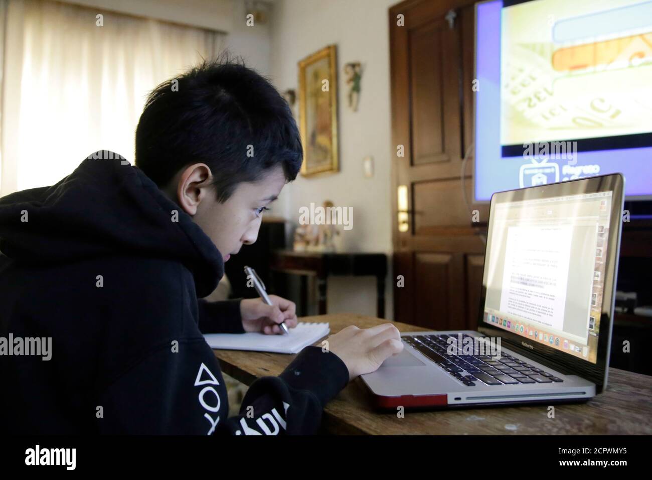 CITTÀ DEL MESSICO, MESSICO - AGOSTO 27: Un giovane prende classe dal nuovo sistema di scuola televisiva. Il Messico sta trasmettendo tutte le lezioni scolastiche in televisione questa modalità della classe domestica continua come tentativo di evitare rischi di contagio, il Coronavirus ha già mietuto più di 60,000 vite nel paese. Il 27 agosto 2020 a Città del Messico, Messico. Credito: Eyepix Group/The Photo Access Foto Stock