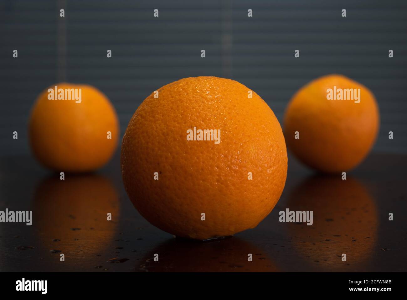 arance sul tavolo Foto Stock