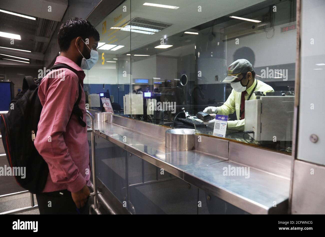 Nuova Delhi, India. 07 settembre 2020. Un uomo che indossa un facemask ricarica la sua smart card metropolitana al banco il primo giorno della sua riapertura dopo 5 mesi di blocco a causa di Covid-19.il primo giorno, la linea gialla tra il centro città HUDA e Samaypur Badli, sarà in funzione dalle 7 alle 11, e dalle 4 alle 8 nella seconda fase. La metropolitana riprenderà i servizi completi a partire da settembre 12. Credit: SOPA Images Limited/Alamy Live News Foto Stock