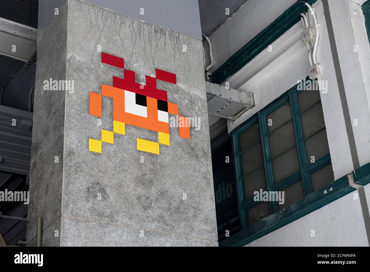 Hong Kong, Cina: 31 ago, 2020. Opere d'arte a mosaico dell'artista francese Invader sulle colonne nel piazzale del quartiere degli artisti PMQ. Alamy Foto Stock