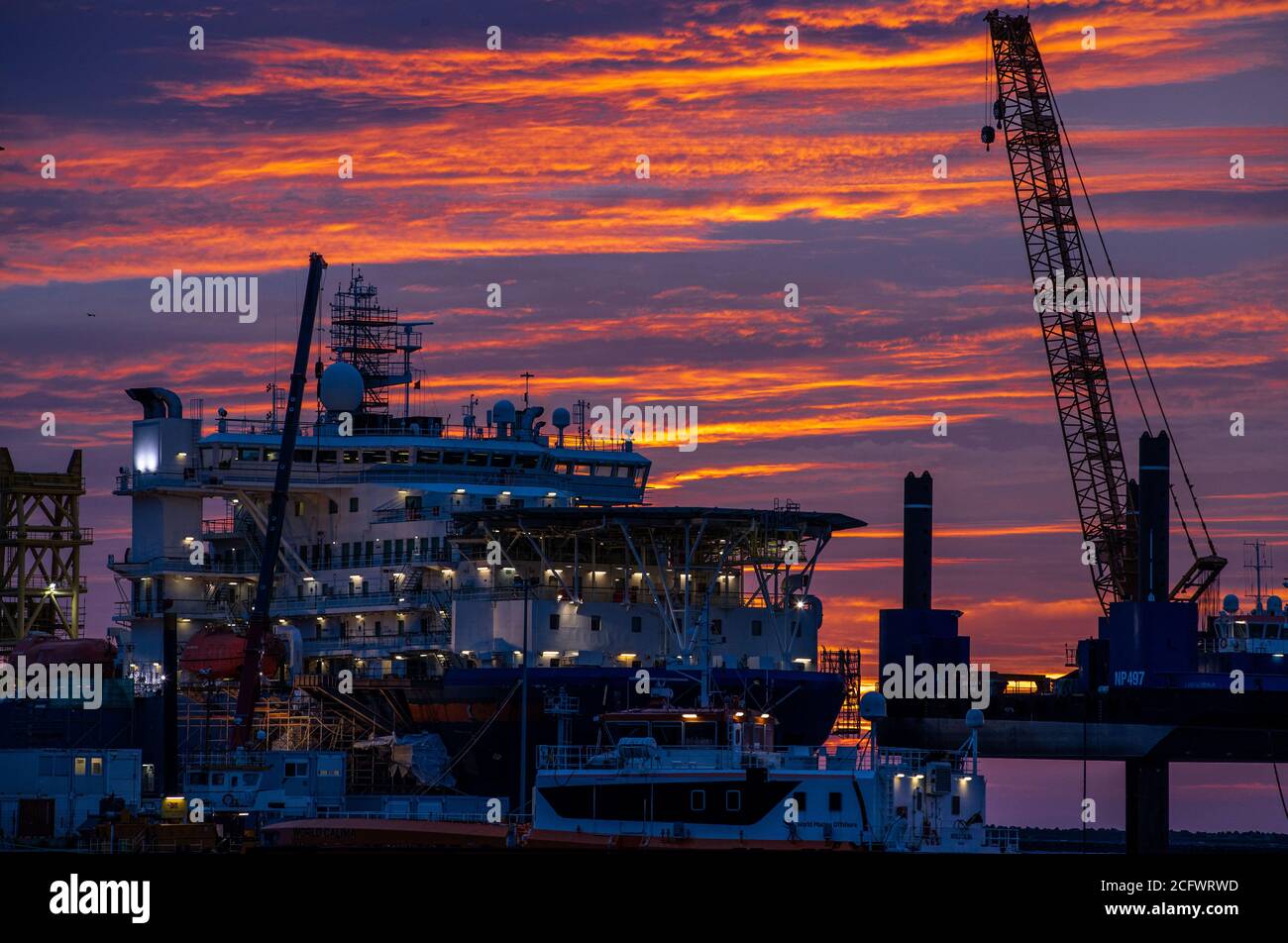 Mukran, Germania. 8 settembre 2020. La nave russa "Akademik Tscherski" è ormeggiata prima dell'alba nel porto di Mukran sull'isola di Rügen. La nave speciale è in fase di preparazione nel porto per il suo spiegamento per l'ulteriore costruzione del gasdotto Nord Stream 2 del Mar Baltico. Credit: Jens Büttner/dpa-Zentralbild/dpa/Alamy Live News Foto Stock