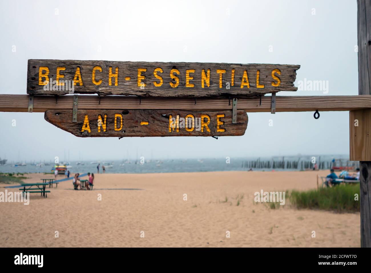 Negozio in spiaggia con cartello in legno che legge gli elementi essenziali della spiaggia e molto altro Foto Stock