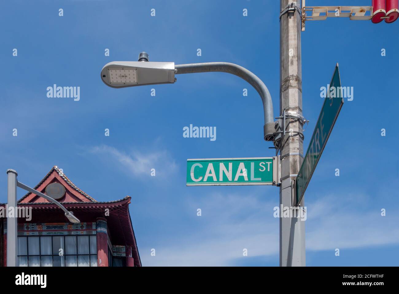 faro di new york city con canale bianco verde st sign e chinatown edifici Foto Stock