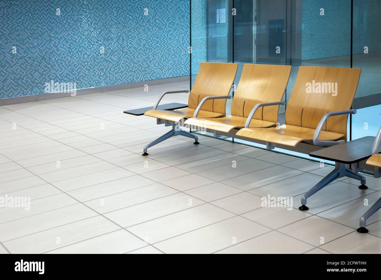 sedie in sala d'attesa presso un ospedale medico o aeroporto Foto Stock