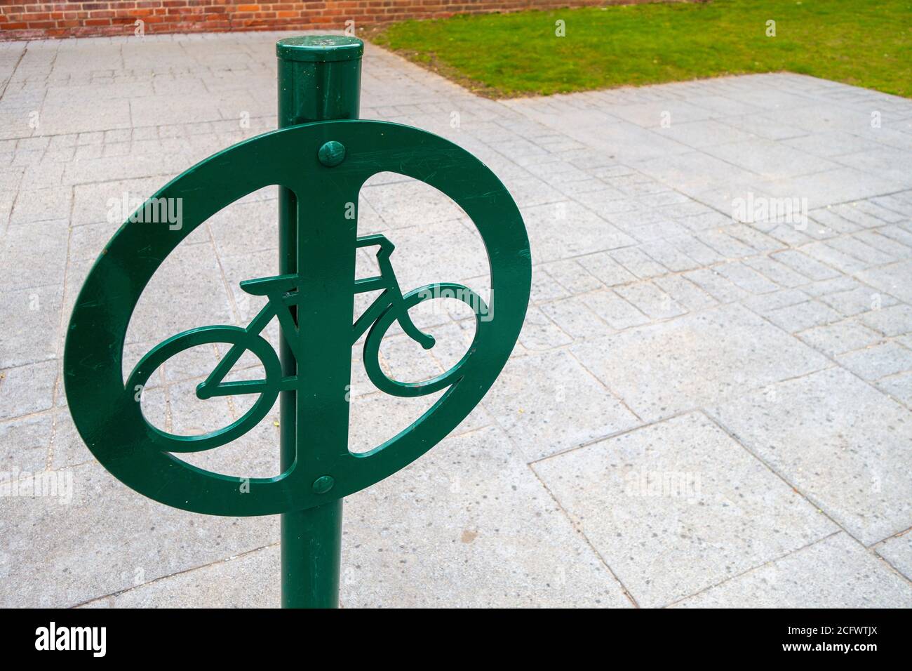 Asta di bloccaggio in acciaio per bici in acciaio verniciata di verde con icona per bicicletta simbolo grafico metallico Foto Stock