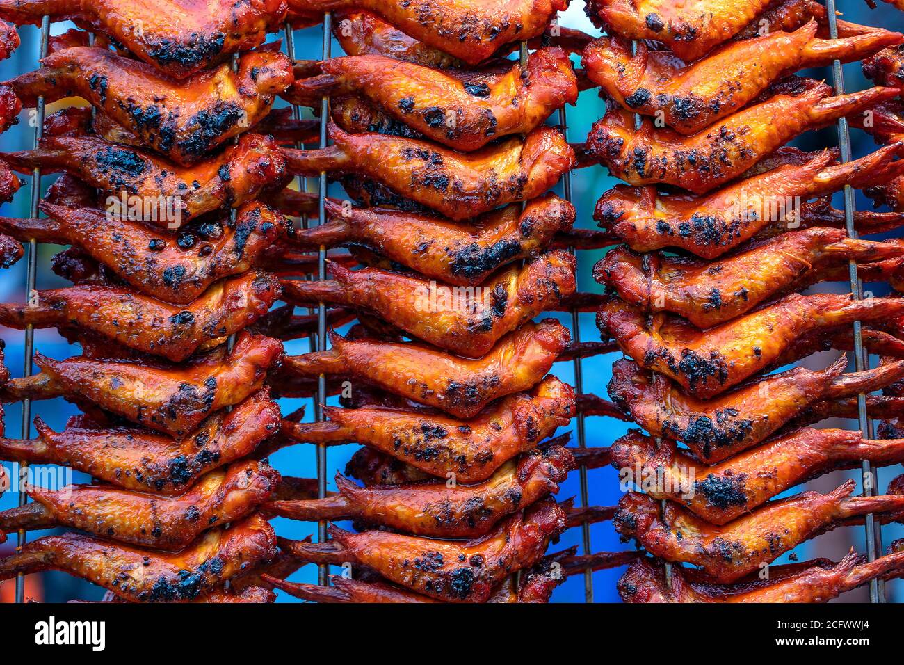 Ali di pollo fritte al mercato di cibo di strada a Kota Kinabalu, isola Borneo, Malesia, primo piano Foto Stock