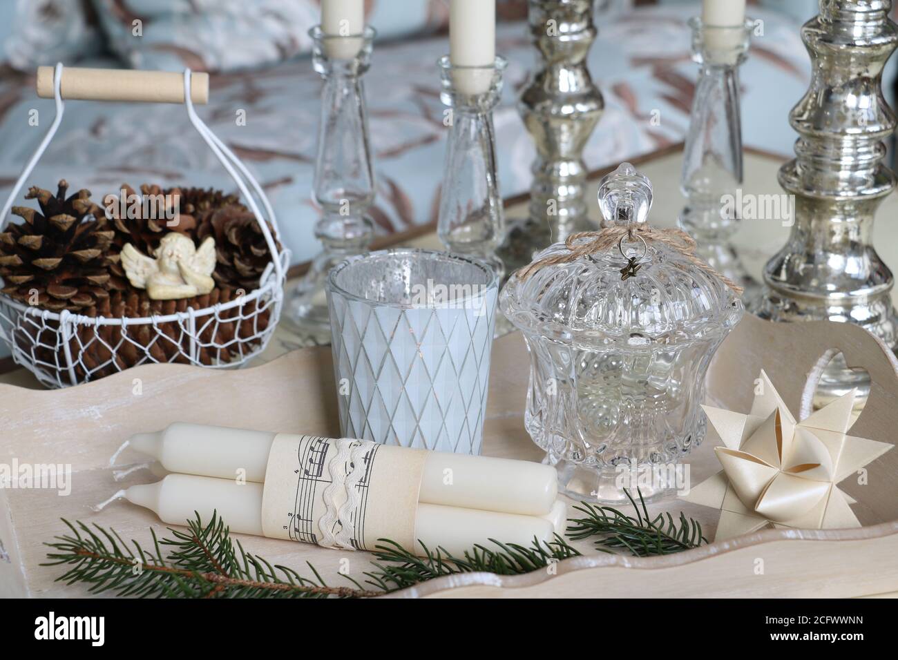 decorazioni natalizie in bianco e argento con cadaveri e coni nel cestino Foto Stock