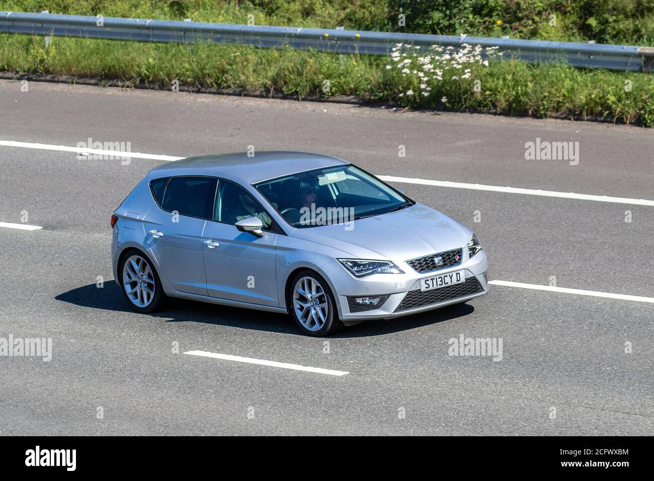 2014 SILVER SEAT Leon FR Technology TSI; veicoli veicolari in movimento, automobili che guidano veicoli su strade del Regno Unito, motori, motori sulla rete autostradale M6. Foto Stock