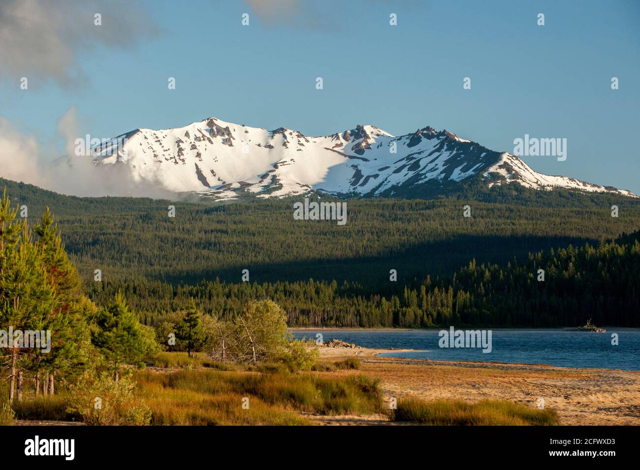 Il Diamond Peak dell'Oregon, un vulcano a scudo, sorge sopra il lago Crescent all'alba Foto Stock