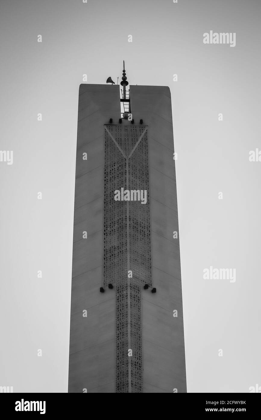 Moschea Islamica Torre Minareto, design moderno con sfondo alba. Foto Stock