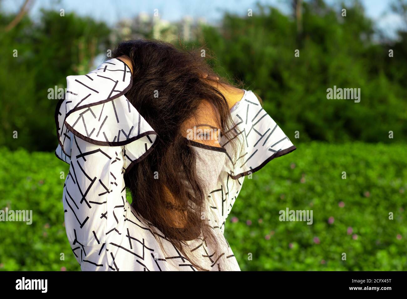 Donna indiana che indossa casa fatta maschera medica viso igienico per prevenire infezioni, malattie o influenza. Protezione contro le malattie, coronavirus. Foto Stock