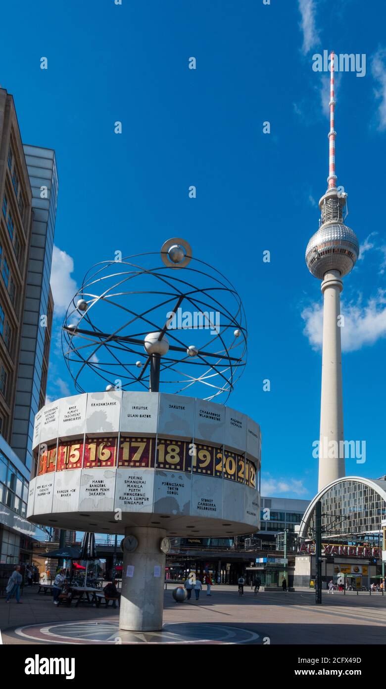 Orologio mondiale in piazza Alexanderplatz nel centro di Berlino, Germania Foto Stock