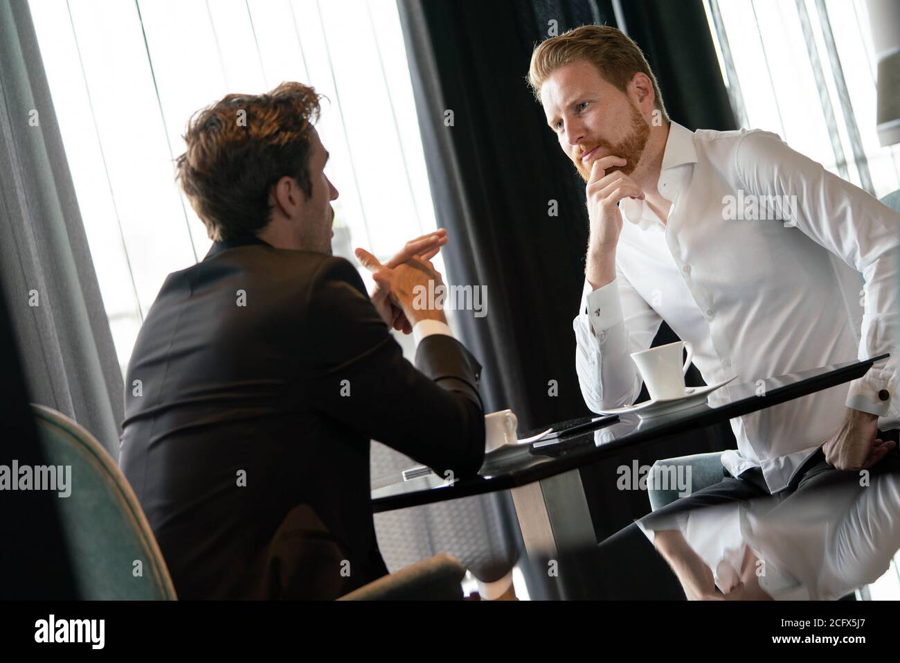 Pausa caffè. Due allegro uomini d' affari parlando in un ristorante Foto Stock