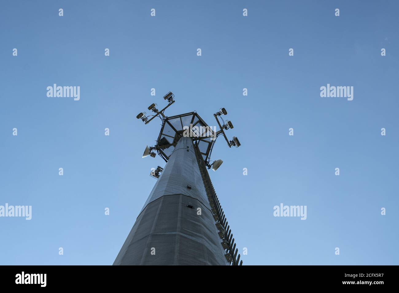 vista dal basso di un pilone metallico con antenne per telefoni cellulari Foto Stock