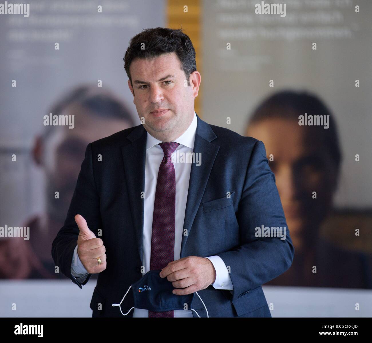 Teltow, Germania. 07 settembre 2020. Hubertus Heil (SPD), Ministro federale del lavoro e degli affari sociali, parla dopo la sua visita alla Seehof Rehabilitation Clinic dell'assicurazione pensione tedesca (DRV) di fronte a un poster pubblicitario della compagnia di assicurazione. La sua visita si è concentrata, tra l'altro, sulle discussioni con i pazienti, sugli attuali sviluppi della riabilitazione e sulle possibilità della terapia post-corona. Credit: Soeren Stache/dpa-Zentralbild/ZB/dpa/Alamy Live News Foto Stock