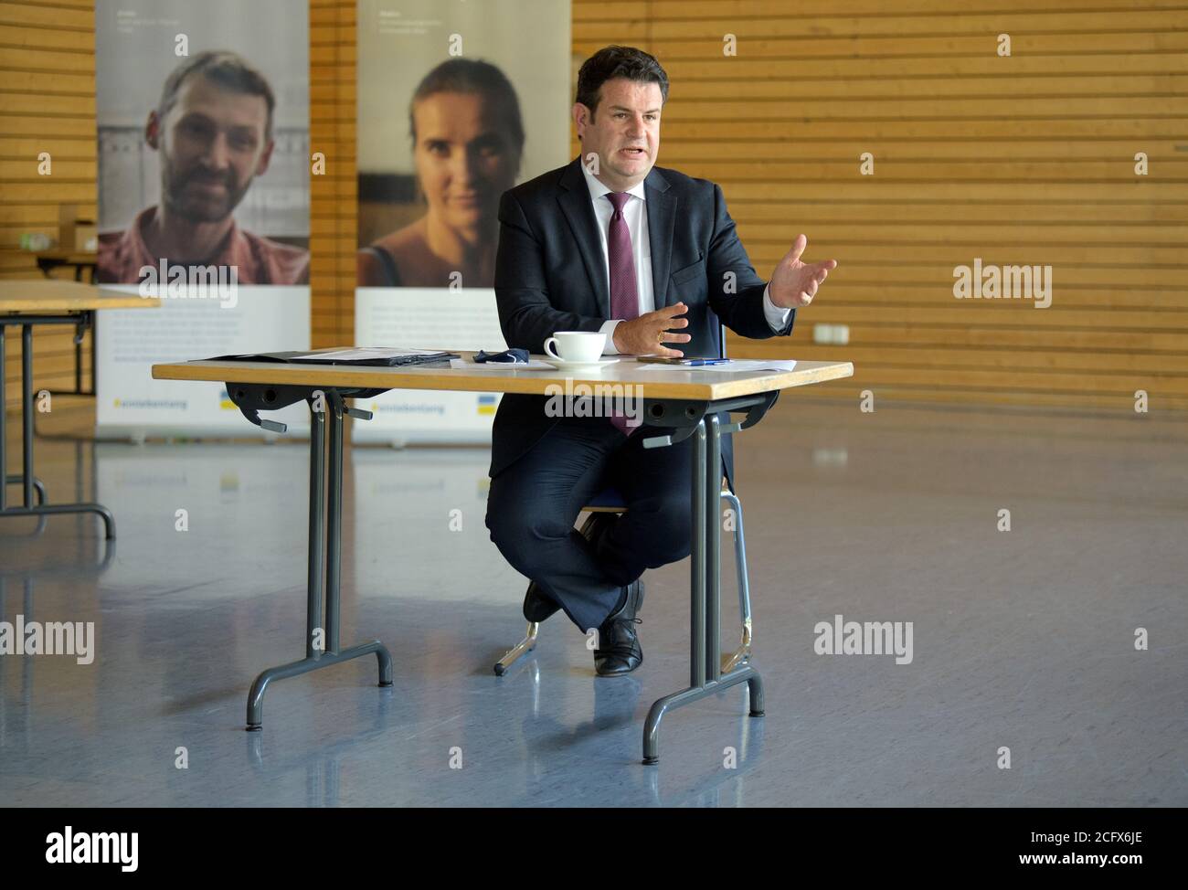 Teltow, Germania. 07 settembre 2020. Hubertus Heil (SPD), Ministro federale del lavoro e degli affari sociali, parla dopo la sua visita alla Seehof Rehabilitation Clinic dell'assicurazione pensione tedesca (DRV) di fronte a un poster pubblicitario della compagnia di assicurazione. La sua visita si è concentrata, tra l'altro, sulle discussioni con i pazienti, sugli attuali sviluppi della riabilitazione e sulle possibilità della terapia post-corona. Credit: Soeren Stache/dpa-Zentralbild/ZB/dpa/Alamy Live News Foto Stock