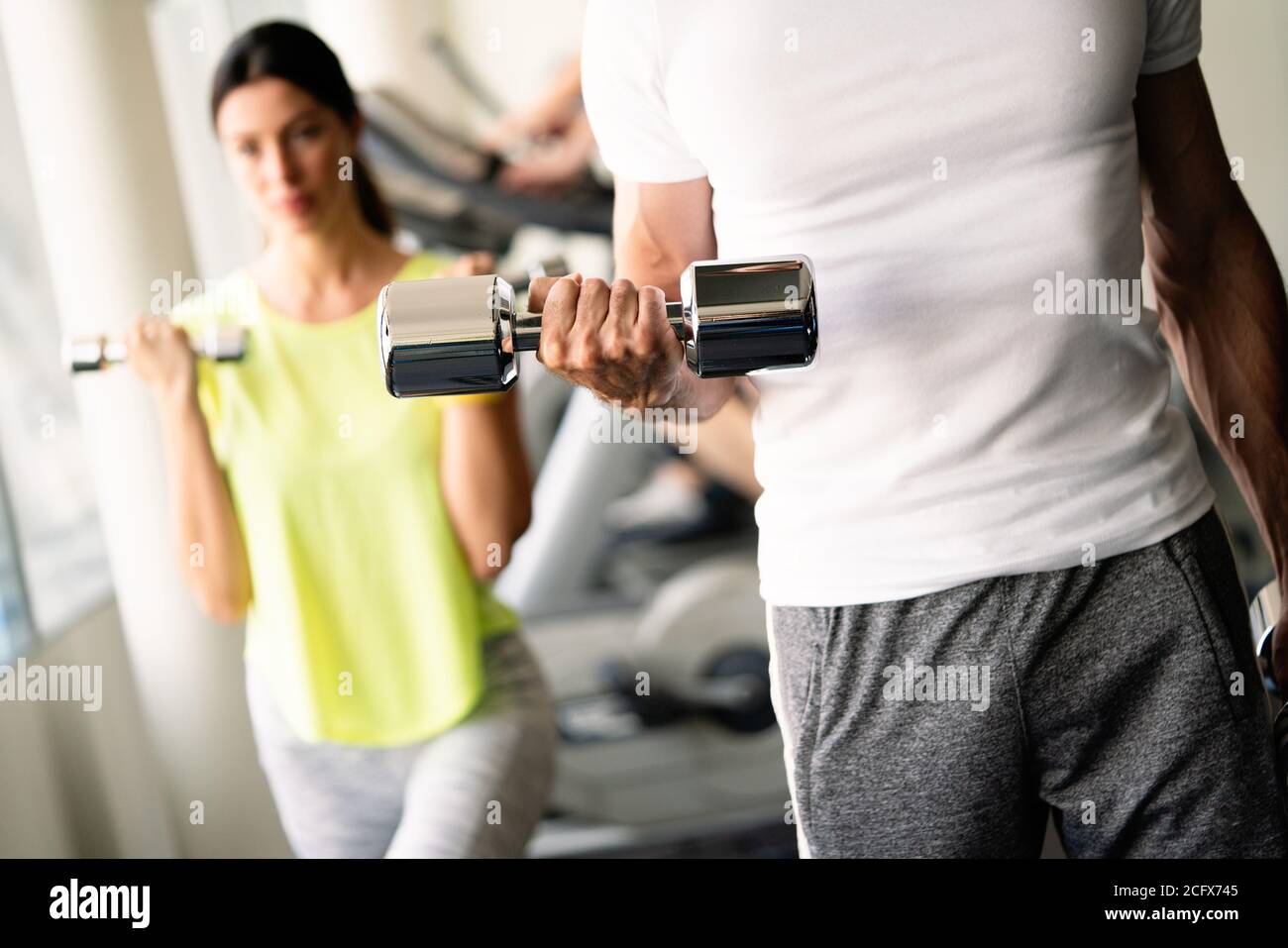 Sport, fitness, stile di vita e concetto di persone. Gruppo di poeiple felici con manubri in palestra Foto Stock Sport, fitness, stile di vita e concetto di persone. Gruppo di poeiple felici con manubri in palestra Foto Stock