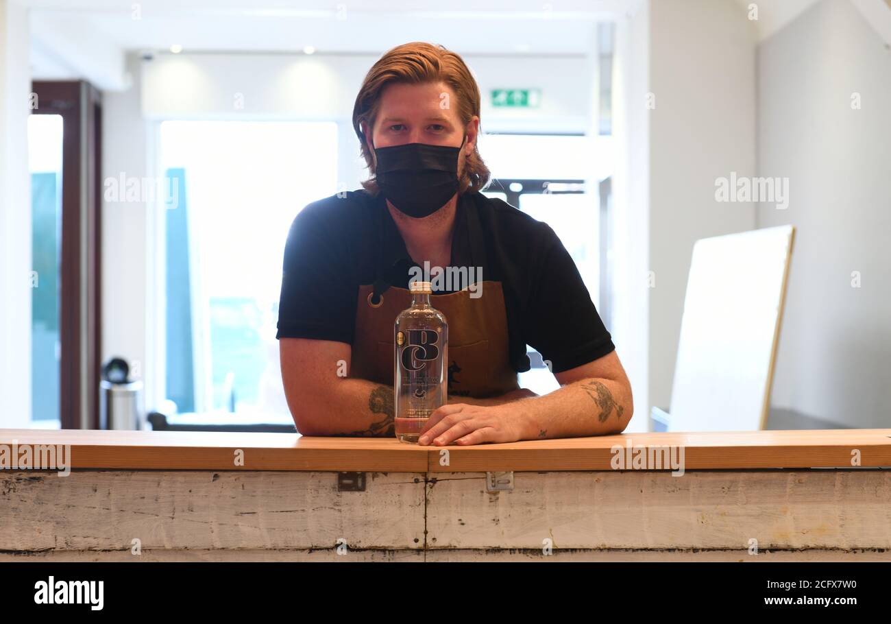 Bonhams, New Bond Street, Londra, Regno Unito. 7 settembre 2020. Cure³ è un progetto artistico annuale e una mostra ideata da Artwise in collaborazione con Bonhams per sensibilizzare e finanziare la carità, il Cure Parkinson’s Trust. Più di 90 artisti internazionali e nomi famosi del mondo della moda hanno creato una nuova e unica opera d'arte utilizzando una scatola Perspex personalizzata 20cm³ disponibile per la visualizzazione e l'acquisto su www.cure3.co.uk. Image: Vodka bar all'evento stampa della mattina del Designer a Bonhams. Credito: Malcolm Park/Alamy Foto Stock