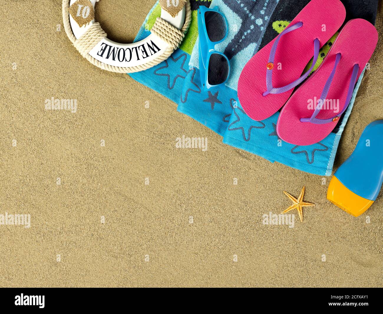Sfondo della spiaggia con accessori da spiaggia e spazio per la copia sulla sabbia Foto Stock