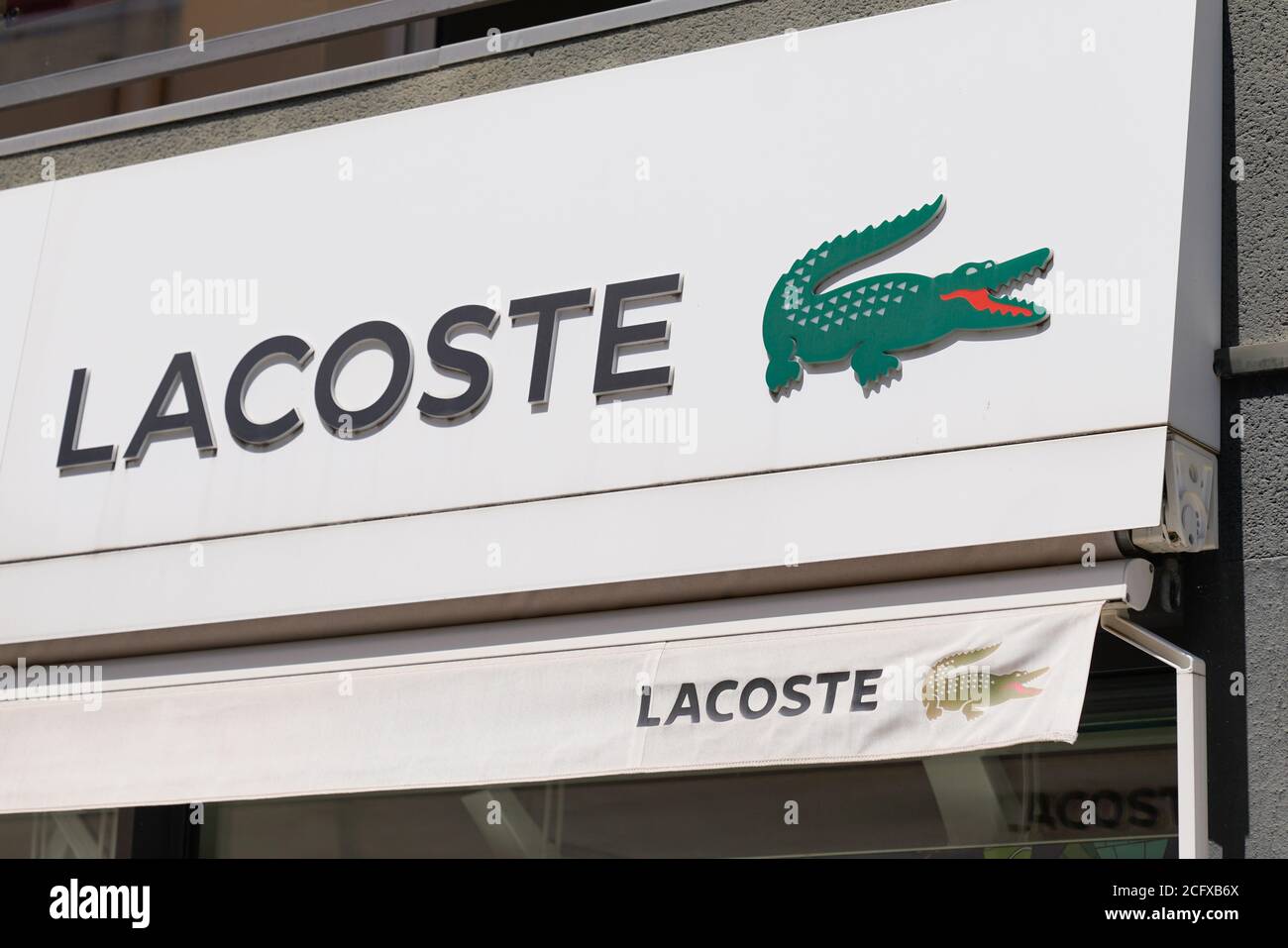 Bordeaux , Aquitaine / Francia - 09 01 2020 : logotipo lacoste e segno di  testo di moda negozio famosa catena francese di abiti sportivi polo di  lusso Foto stock - Alamy