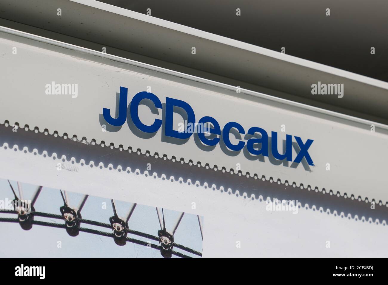 Bordeaux , Aquitaine / Francia - 09 01 2020 : JCDecaux logo e segno di multinazionale leader nel bus-stop pubblicità sistemi cartelloni e. Foto Stock