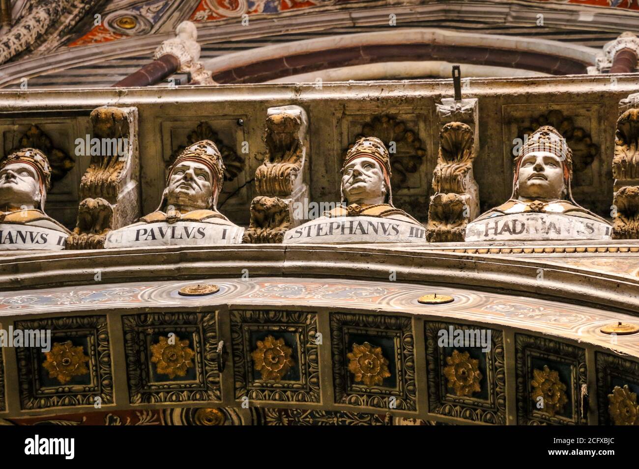 Perfetta vista ravvicinata degli storici busti di gesso dei papi risalenti al XV e XVI secolo, decorati allo stampaggio orizzontale intorno alla navata... Foto Stock