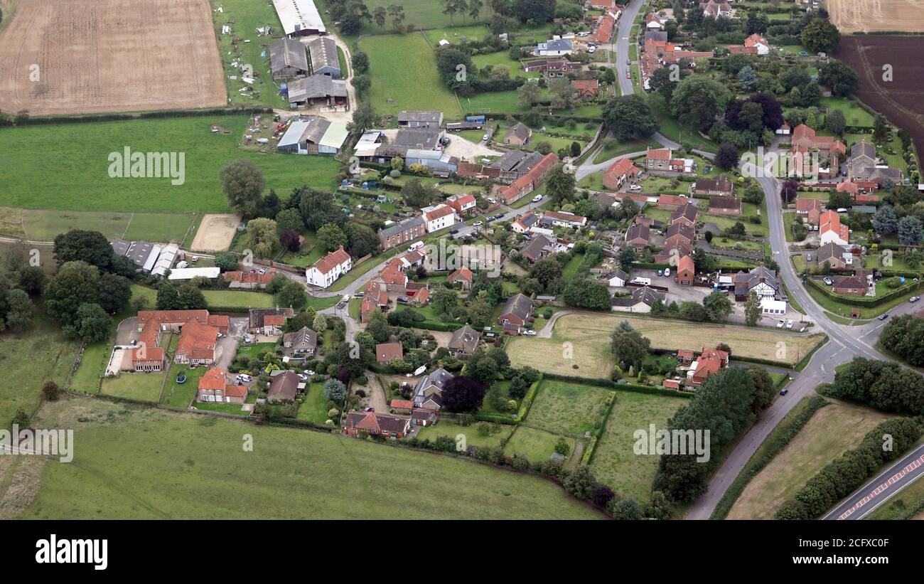Veduta aerea del villaggio di Scagglethorpe, nel distretto di Ryedale del North Yorkshire non lontano da Malton, Regno Unito Foto Stock Veduta aerea del villaggio di Scagglethorpe, nel distretto di Ryedale del North Yorkshire non lontano da Malton, Regno Unito Foto Stock