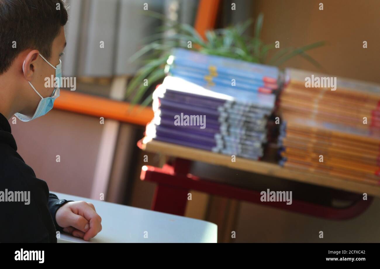 Bayern, Germania. 8 settembre 2020. Un allievo di nono grado di una scuola media si siede in classe con una guardia alla bocca all'inizio del primo giorno di scuola. Credit: Karl-Josef Hildenbrand/dpa/Alamy Live News Foto Stock