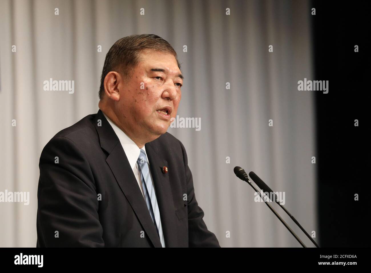 Tokyo, Giappone. 8 Settembre 2020. Shigeru Ishiba, candidato per il prossimo leader del Partito Liberale democratico (LDP), presenta le sue idee politiche ai membri del partito presso la sede di LDP a Tokyo, Giappone, l'8 settembre 2020. La campagna elettorale è iniziata ufficialmente martedì per il primo posto dell'LDP al potere con tre candidati che si battono per la posizione di successore del primo ministro Shinzo Abe. Credit: Du Xiaoyi/Xinhua/Alamy Live News Foto Stock