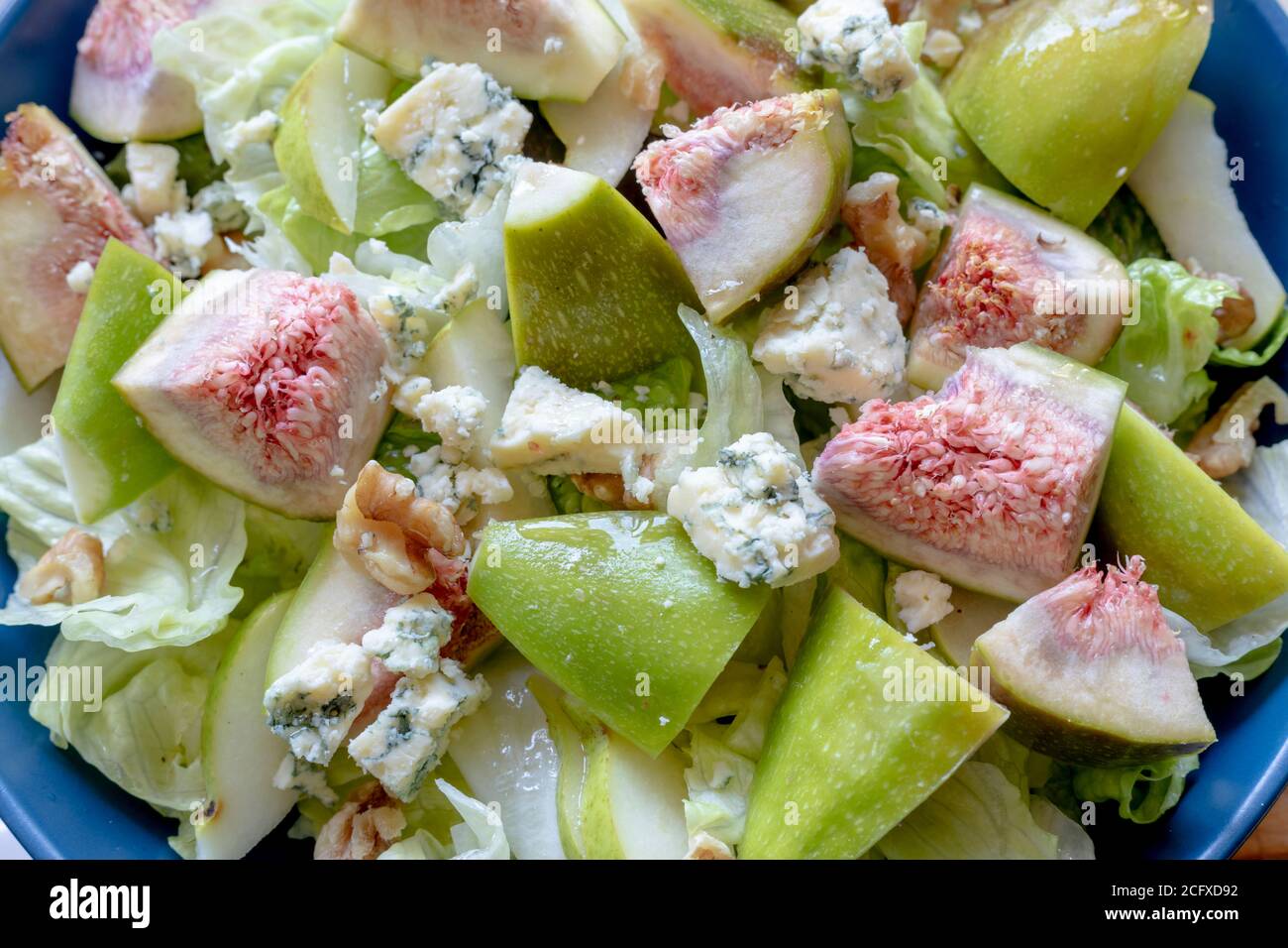 Insalata fresca di fichi, pere, formaggio blu e noci Foto Stock