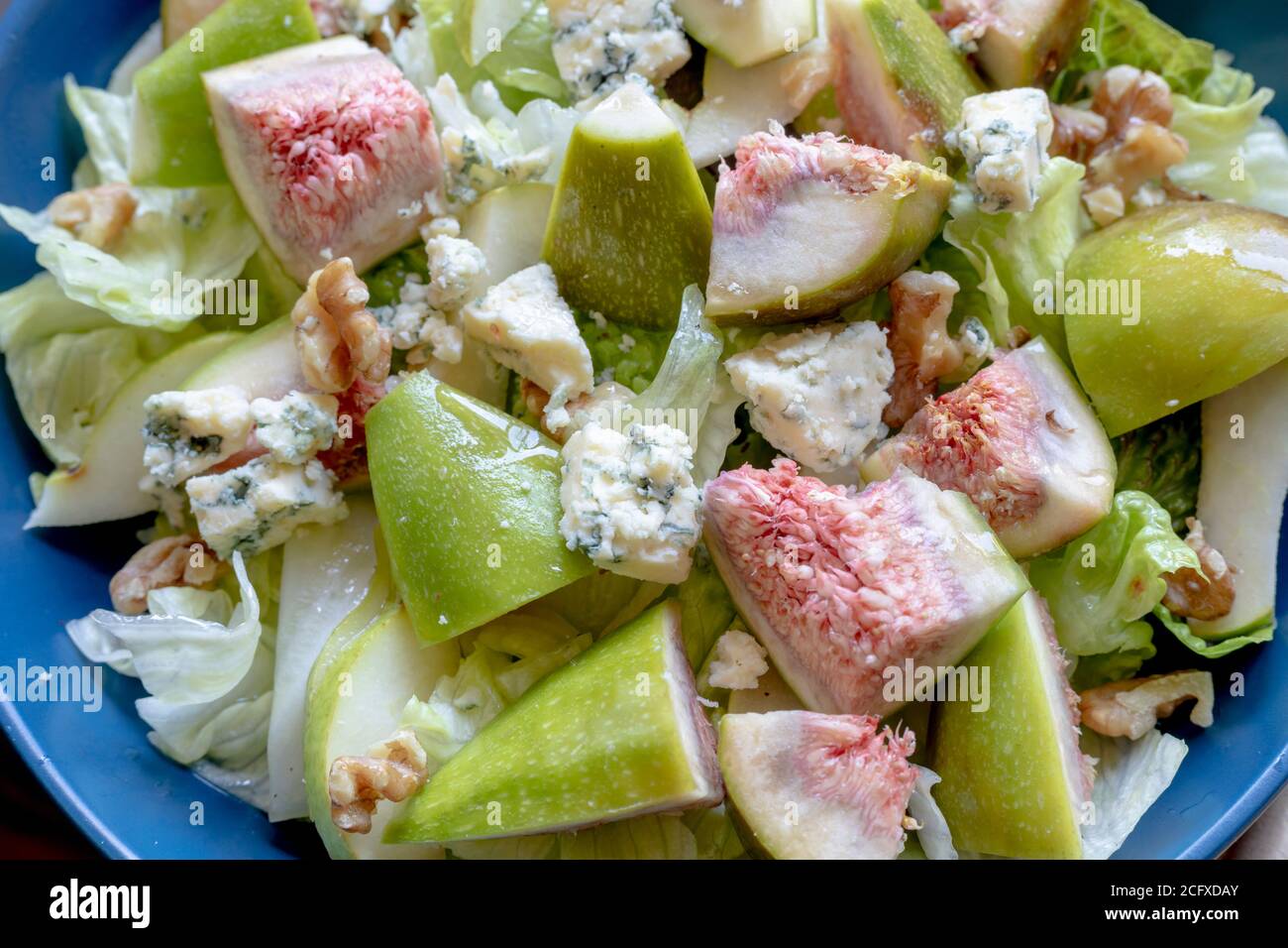 Insalata fresca di fichi, pere, formaggio blu e noci Foto Stock