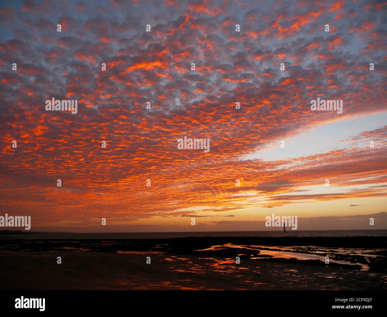 Magnifico, drammatico, cielo di confetti al largo della costa di Thanet Foto Stock