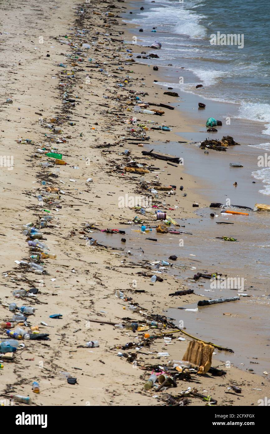 A causa della stagione monsone sud-ovest. Non finite mai lavatevi di detriti e rifiuti dal mare alla spiaggia costiera. L'impatto del cambiamento climatico è iniziato. Foto Stock