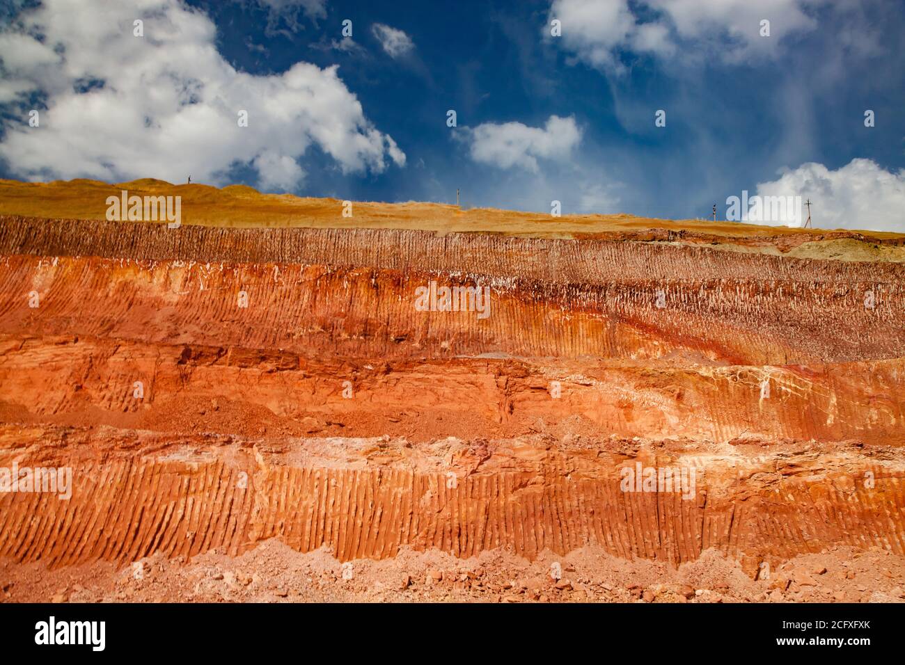 Arkalyk/Kazakhstan - Maggio 15 2012: Estrazione e trasporto di minerali di alluminio. Cava di argilla bauxite. Graffi sul terreno dalla benna dell'escavatore. Foto Stock
