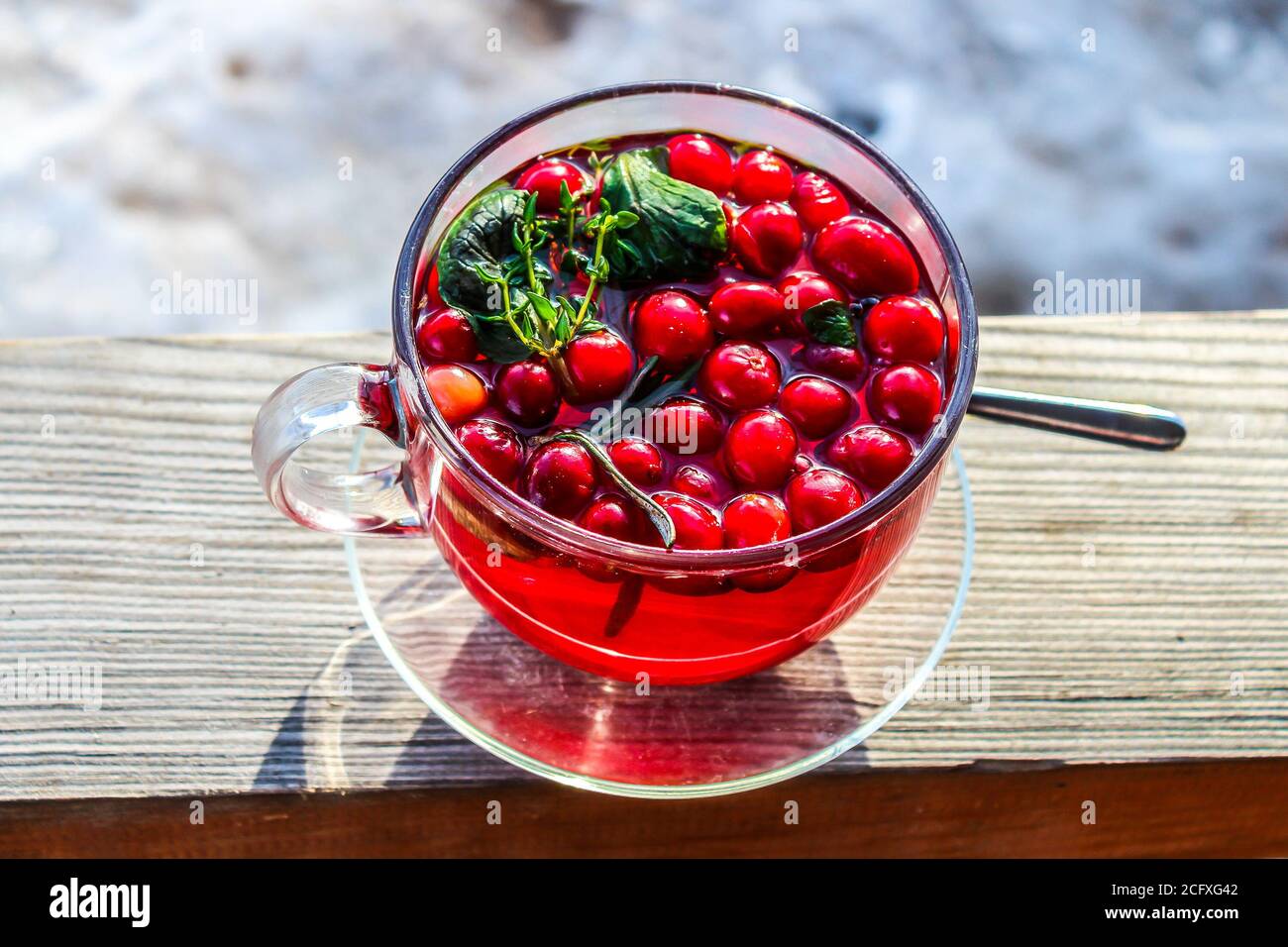 Una tazza di tè alle rose (Rosa canina). Foto Stock