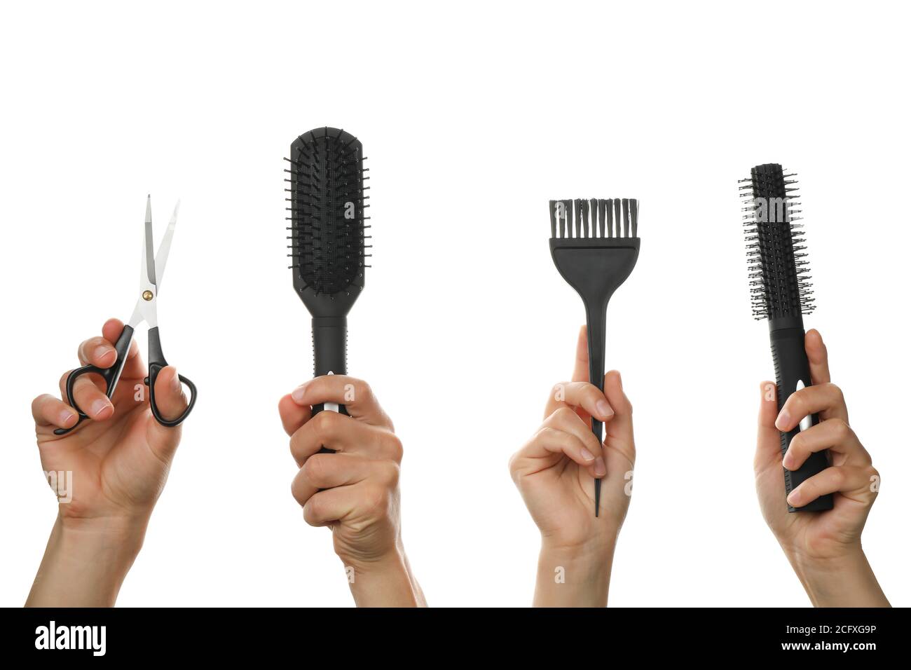 Le mani maschili e femminili tengono gli utensili per parrucchieri, isolati su sfondo bianco Foto Stock
