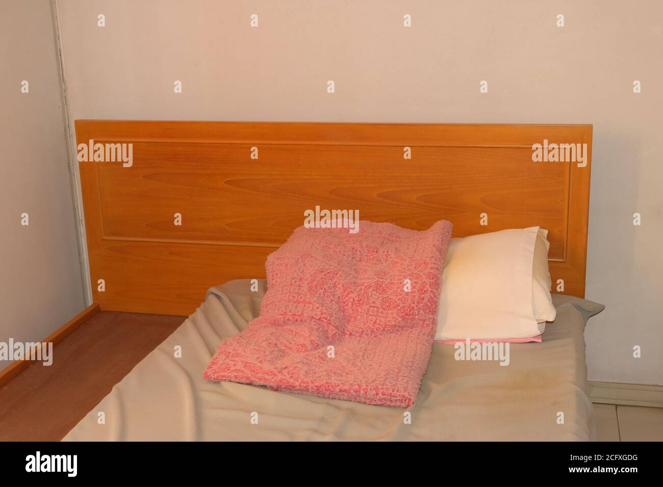 Letto in legno con materasso non corrispondente, materasso troppo piccolo, vista ad angolo alto Foto Stock