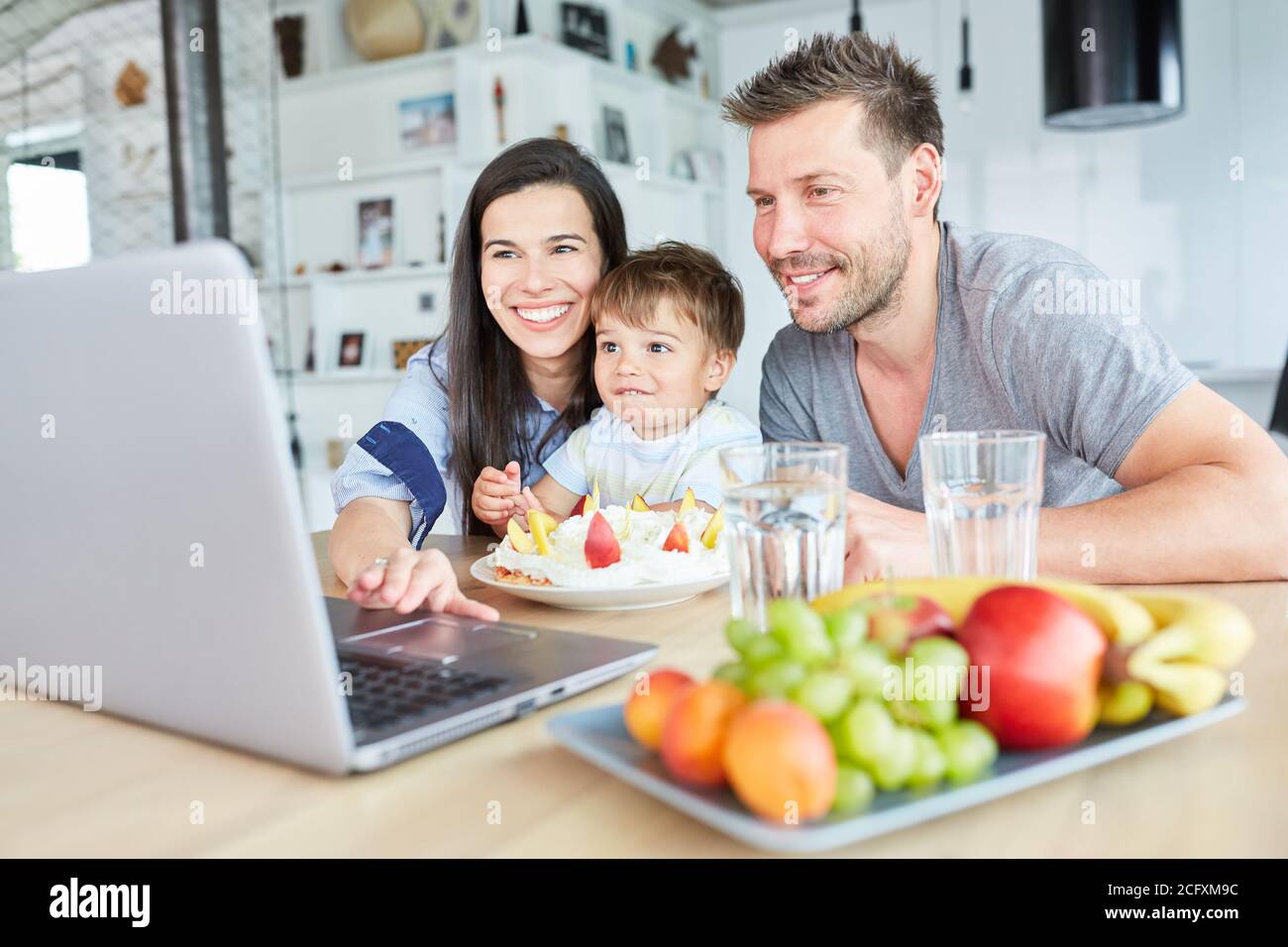 La famiglia si congratula con il bambino per il compleanno della chat video sul laptop computer Foto Stock