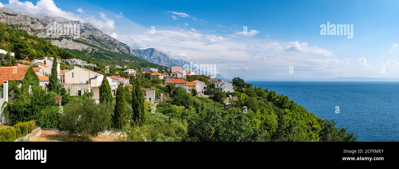 Splendida vista sul mare Adriatico e sulla costa della riviera di Makarska, Dalmazia, Croazia. Foto Stock