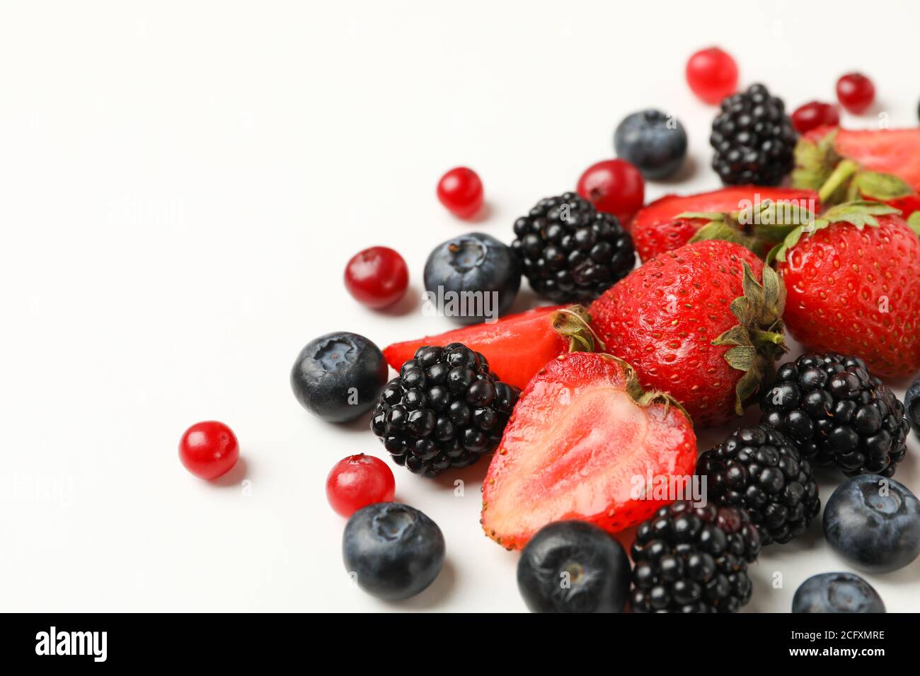 Mescolare le bacche fresche su sfondo bianco, spazio per il testo Foto Stock