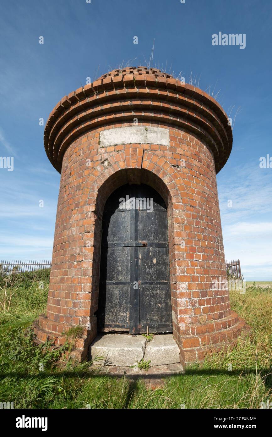 Wexcombe Waterworks, una casa di pompa circolare a cupola costruita in mattoni costruita nel 1899 nel Wiltshire, Inghilterra, Regno Unito. Foto Stock