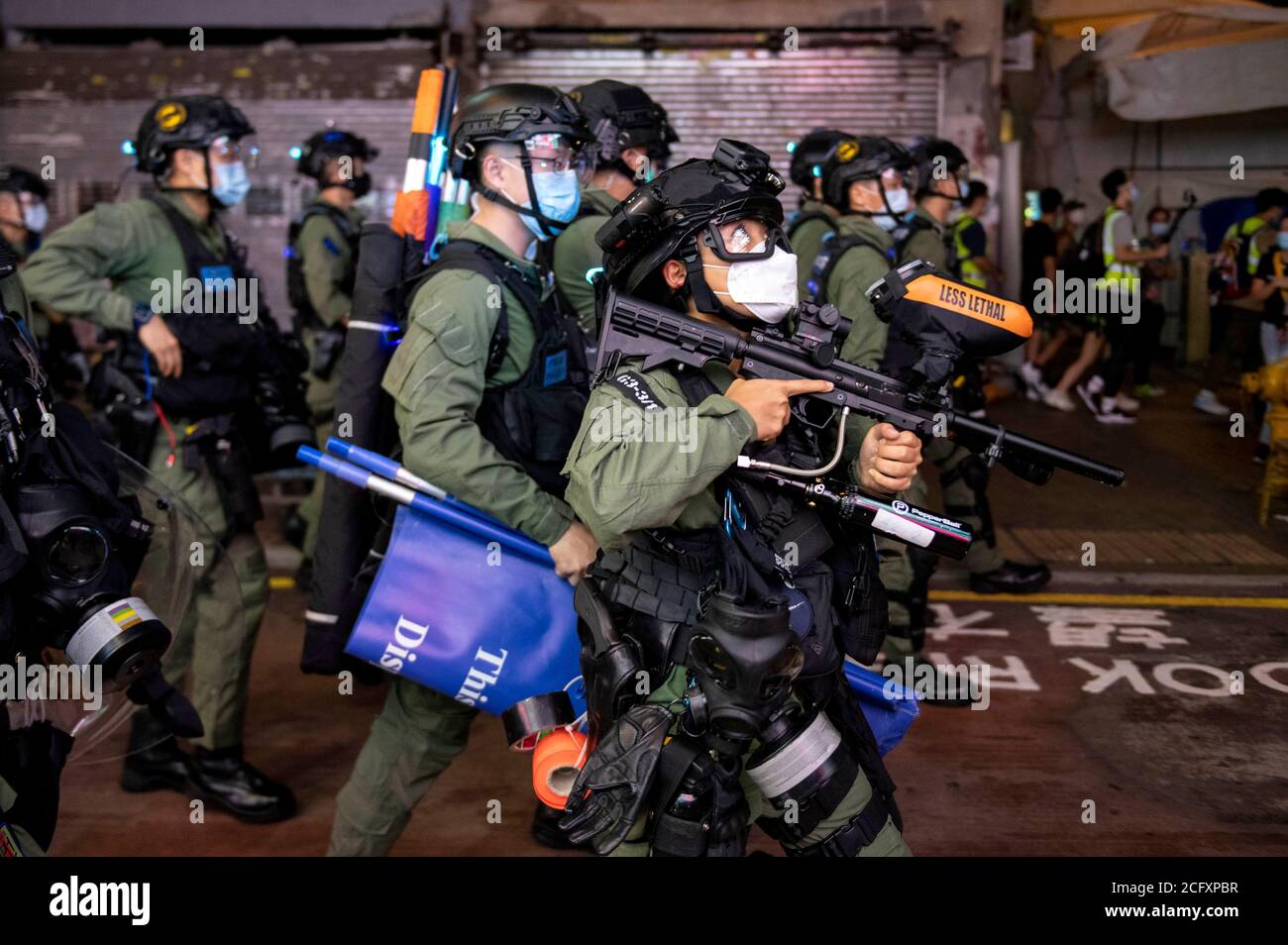 Hong Kong, Cina. 06 settembre 2020. I manifestanti sono scesi per le strade di Kowloon il giorno in cui si sono svolte le elezioni di Hong Kong. Protestano contro l'introduzione della legge nazionale sulla sicurezza e contro il rinvio delle elezioni di HK di 12 mesi. La polizia sta cercando di liberare le strade. Dopo una campagna di reclutamento, la polizia è più giovane e meno esperta. Hong Kong, 09/06/2020 | Use worldwide Credit: dpa/Alamy Live News Foto Stock